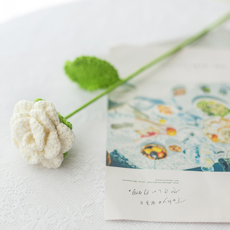 완성 된 우유 화이트 로즈 싱글 버드 그린 잎