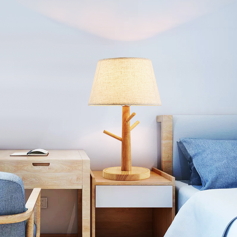 Lámparas de escritorio de telas nórdicas creativas luces de atmósfera luces decorativas de cabezal de cama dormitorio regalos de madera lámpara de noche