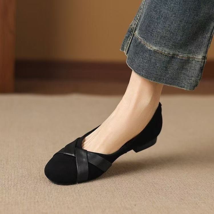 2026 primavera y verano nicho color cruzado cabeza redonda plana perezosa un pedazo de zapatos de moda de mujer