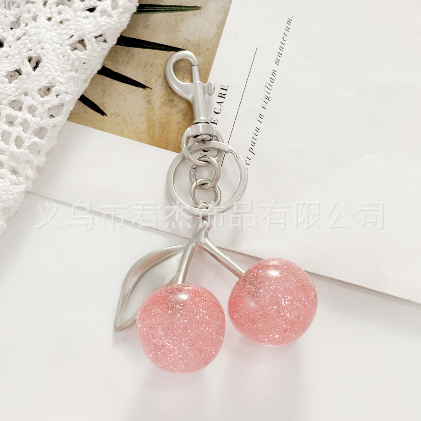 さくらんぼのキーホルダーアクセサリーのバッグのストラップがおしゃれで美しい水晶樹脂車センチ車のキーホルダーの女性