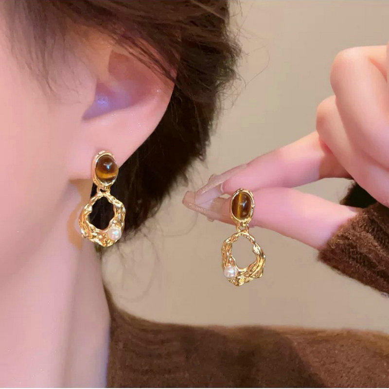 Europa y los Estados Unidos lujo ligero aretes de alto nivel para mujeres 2025 nuevo estilo de nicho de estilo de diseño perlas aretes de perlas