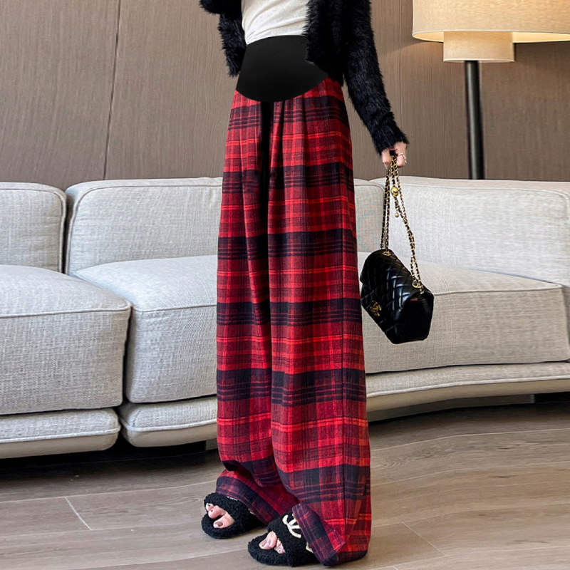 2025年秋冬向け、妊婦さん向けの裏起毛チェック柄パンツ。ゆったりとしたカジュアルで快適なハイウエストで、着痩せ効果も期待できる妊婦さん向け冬服です。