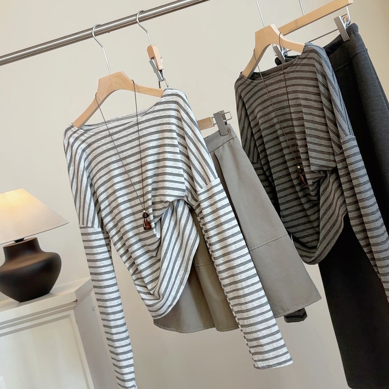 Korean-style casual striped off-shoulder long-sleeve T-shirt for women, new early autumn collection, pleated waist, batwing sleeves, slimming top Korean-style casual striped off-shoulder long-sleeve T-shirt for women, new early autumn collection, pleated waist, batwing sleeves, slimming top