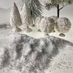 クリスマスの工芸は雪の細い泡の偽の雪をシミュレーションします。