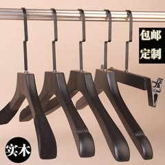 洋服店の高級紳士服の滑り止め木の服は跡のないズボンを支えています。