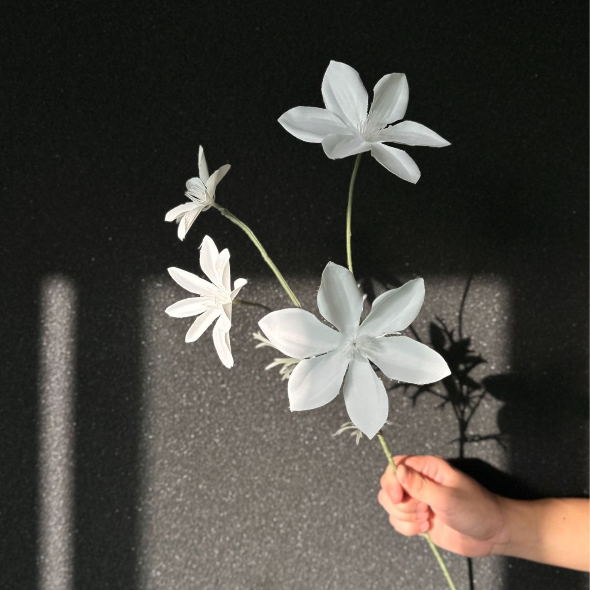 Flores falsas blancas Flores artificiales Flores para bodas Auditorio de bodas Decoración del hotel Techo artificial Flores artificiales Flores falsas