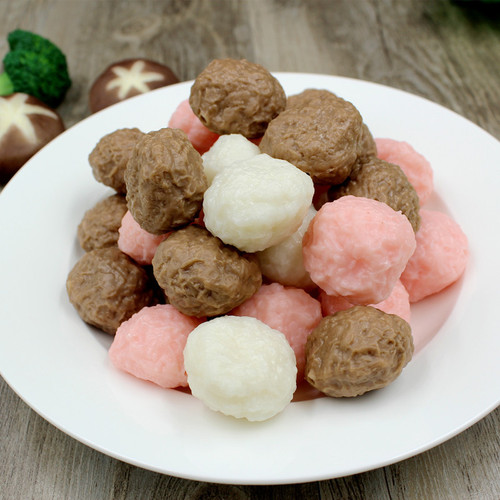 Simulated fish, beef, and shrimp meatballs food model, display window hot pot restaurant dish showcase simulated hot pot ingredients