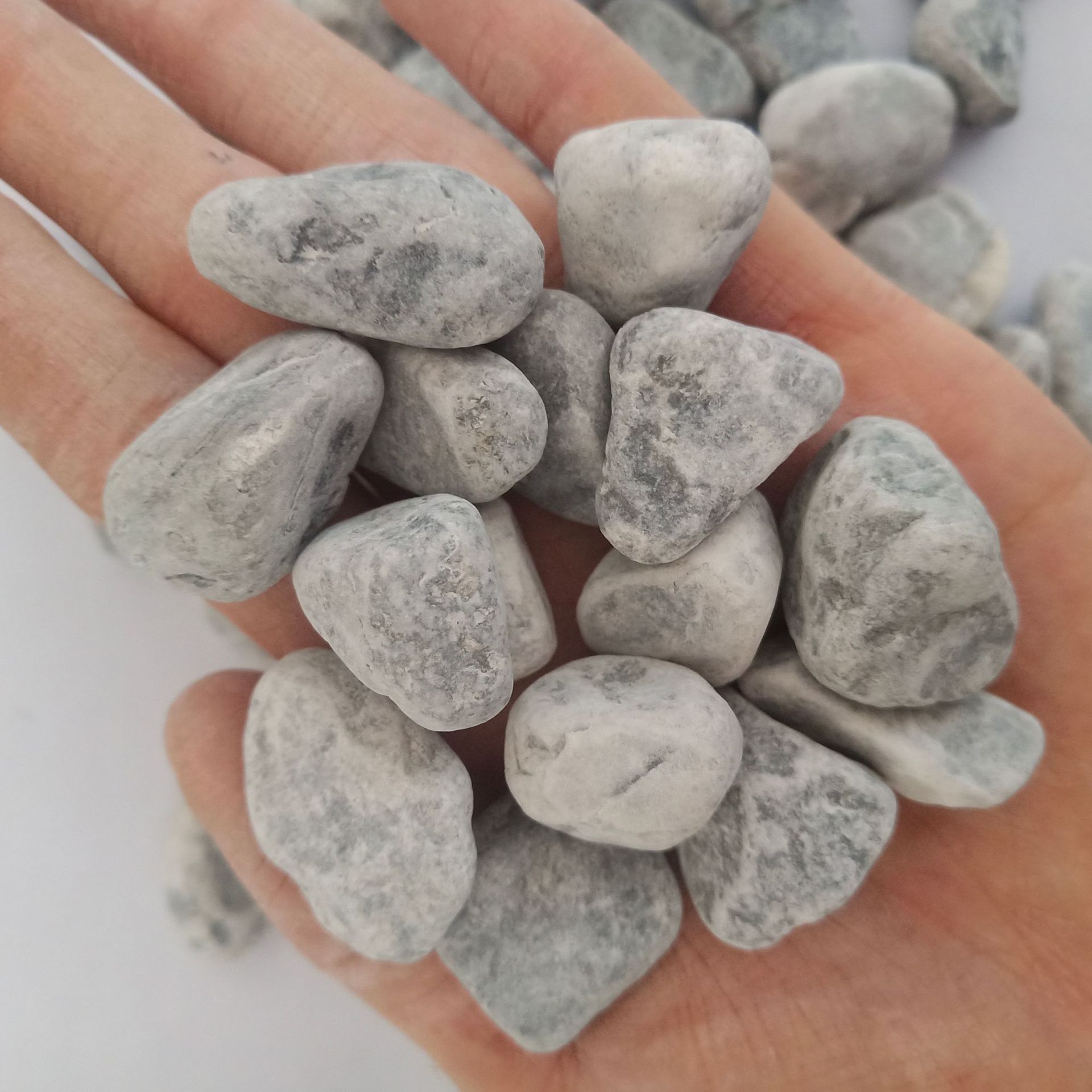 Закругленный светло-серый 1-2см.