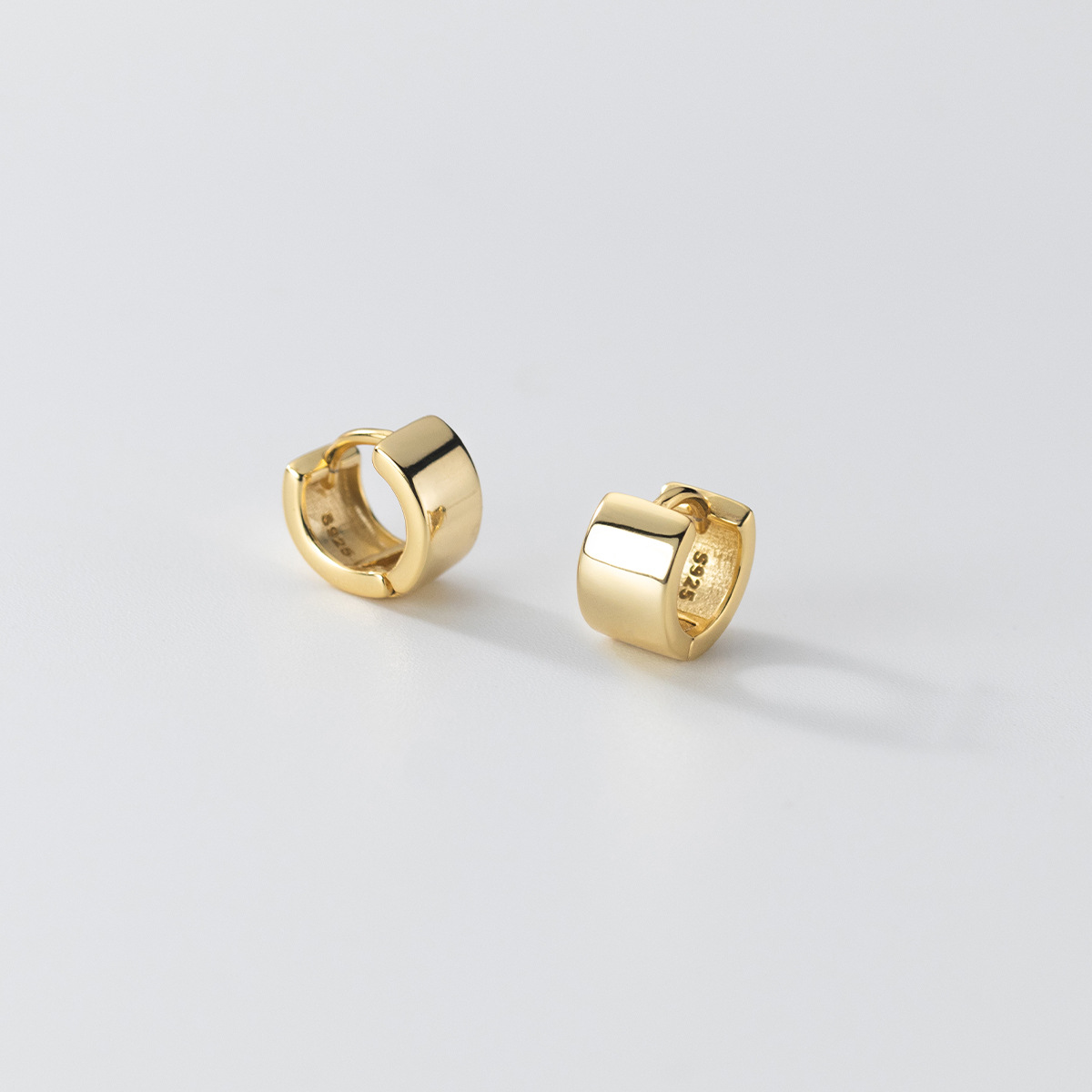 Eloch s925 plateado coreano brillante minimalista pequeño fresco geométrico redondo pequeño temperamento joyas de auriculares M01320