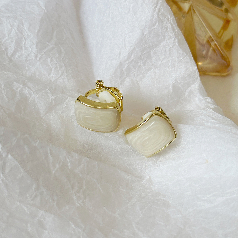 Versión coreana del clip para la oreja sin orejas de la celebridad de Internet clip para la oreja triangular con incrustaciones de diamantes de alta calidad Pendientes de Yiwu de temperamento simple femenino al por mayor