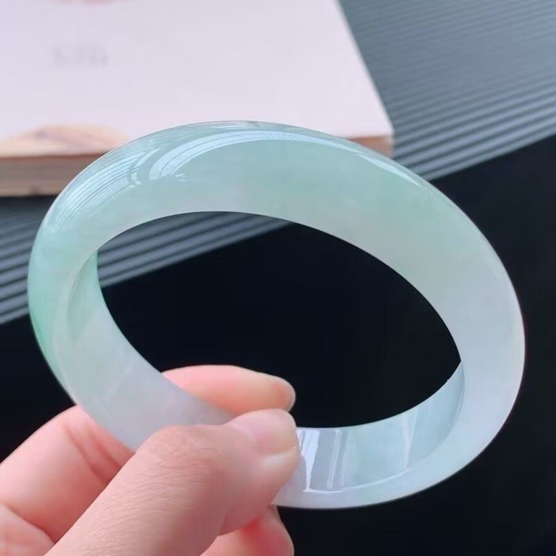 Vòng tay ngọc bích Miến Điện băng sáp xanh nhạt dầu xanh, đường kính trong 54–63 mm chi tiết 9
