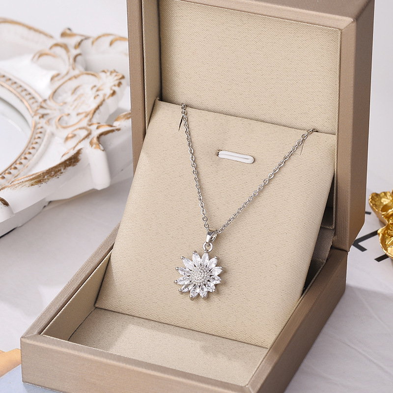 Collar de acero de titanio para mujeres simple y versátil estilo ligero de lujo nicho diseño de alta calidad no decoloración joyería de cadena de clavícula al por mayor