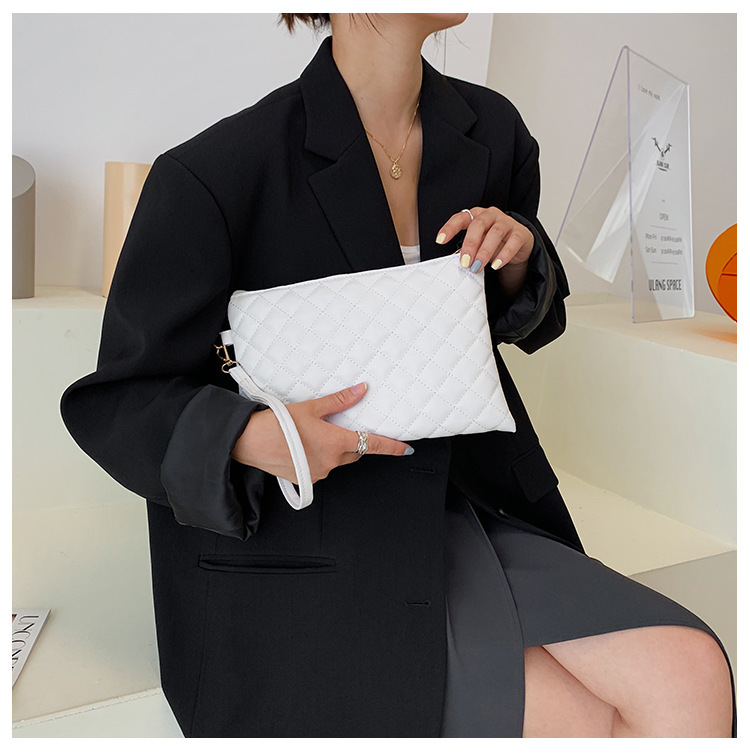 Retro Solid Color Texture Clutch Bag Simple Rhombic Soft Face Envelope Small Square Bag display picture 14