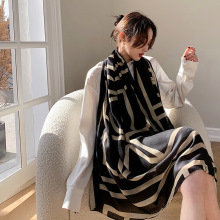 丝巾夏季薄款防晒时尚洋气超大披肩围巾两用多功能外搭旅游纱巾长