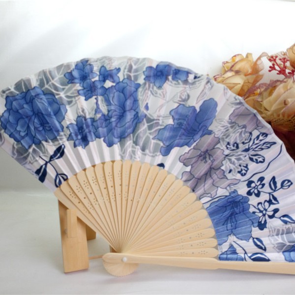 Hay en stock Changsha regalo ventilador 21cm estilo japonés bambú seda ventilador color primario hueso satén paño ventilador