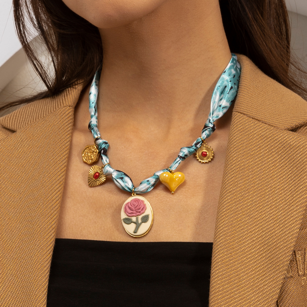 Collar de bufandas de seda de la UE y los Estados Unidos, collar de colgante de flores de cerámica de nicho, collar de colgante de flores de cerámica para mujeres, cadena de clavícula no desvanecida