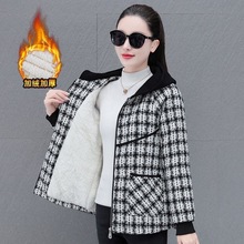 加绒加厚女款冬季羊羔绒外套休闲百搭带帽短款棉衣女格子夹克上衣