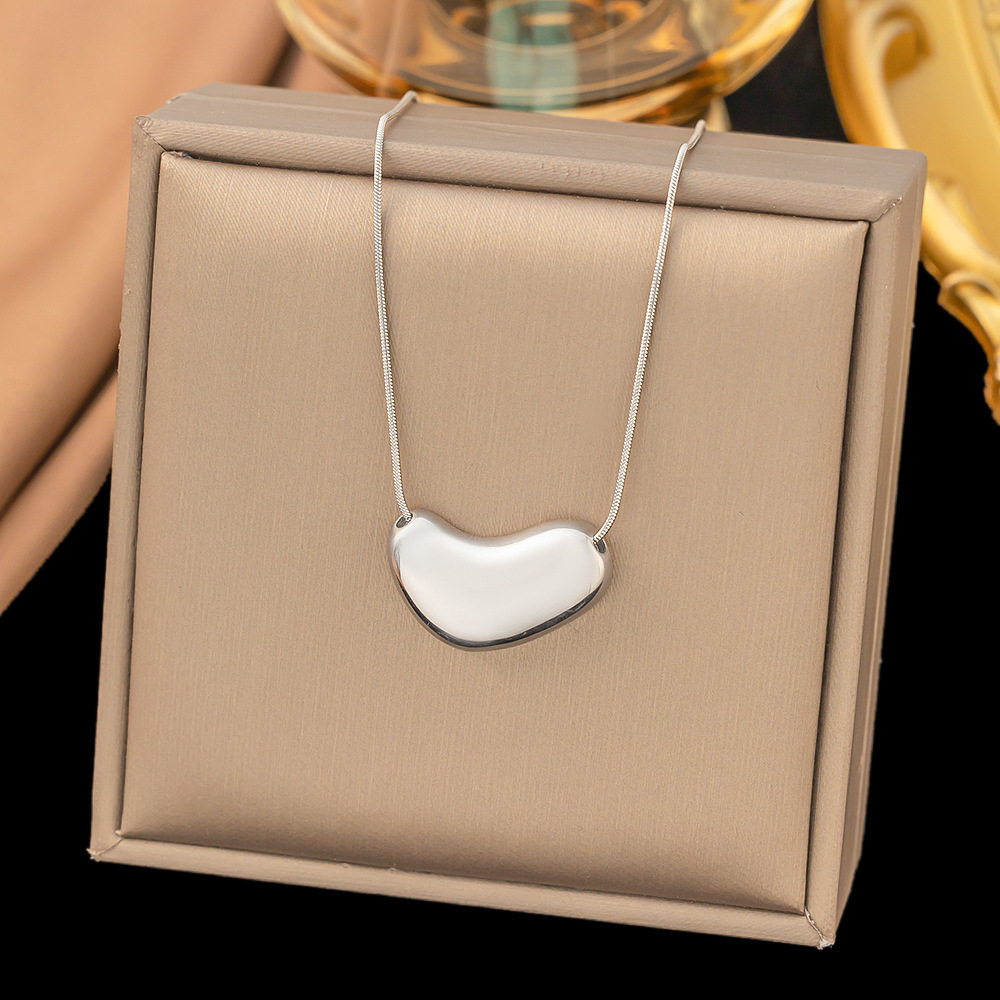 [collar de acero de titanio dorado + acero] collar de amor de nicho con cadena de clavícula avanzada en la moda de lujo ligero femenino