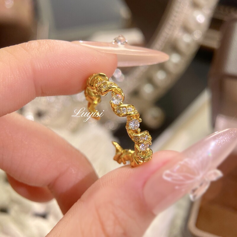 軽くて豪華なハイエンドのダイヤモンドがちりばめられたツイストリング、通勤用、クラシックで絶妙な気質のデザイン、女性用ジルコンリング|undefined