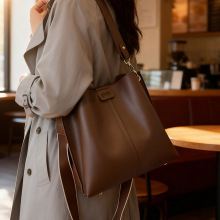 定制跨境小众高级感新款百搭托特包大容量水桶包多功能潮流斜跨包