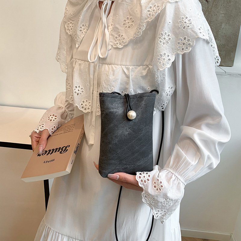 Teléfonos móviles de nicho de alta gama en primavera y verano con bolsos pequeños para mujeres 2025 nueva billetera de cuero blanco simple de un solo hombro