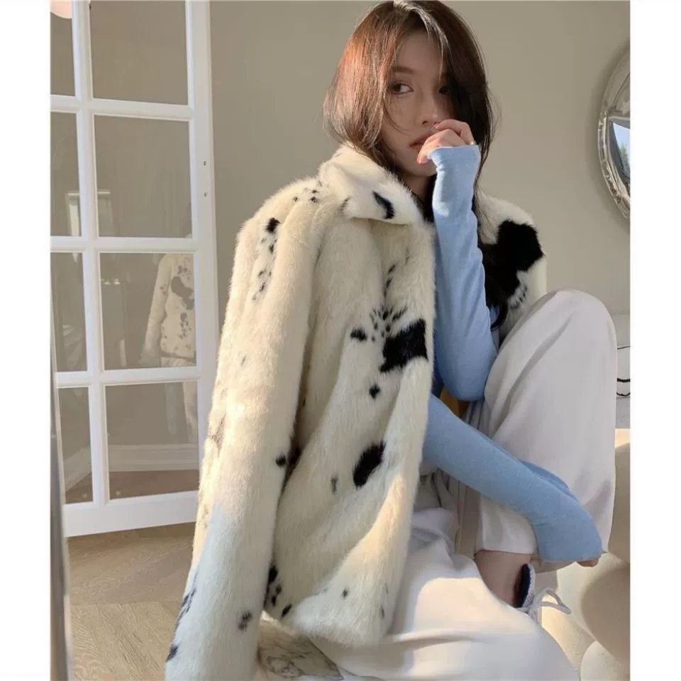 Осенняя и зимняя новая корейская куртка женская короткая свободная мода с квадратным воротником черно-белого молока с имитацией меха норка Чжао Чжицянь