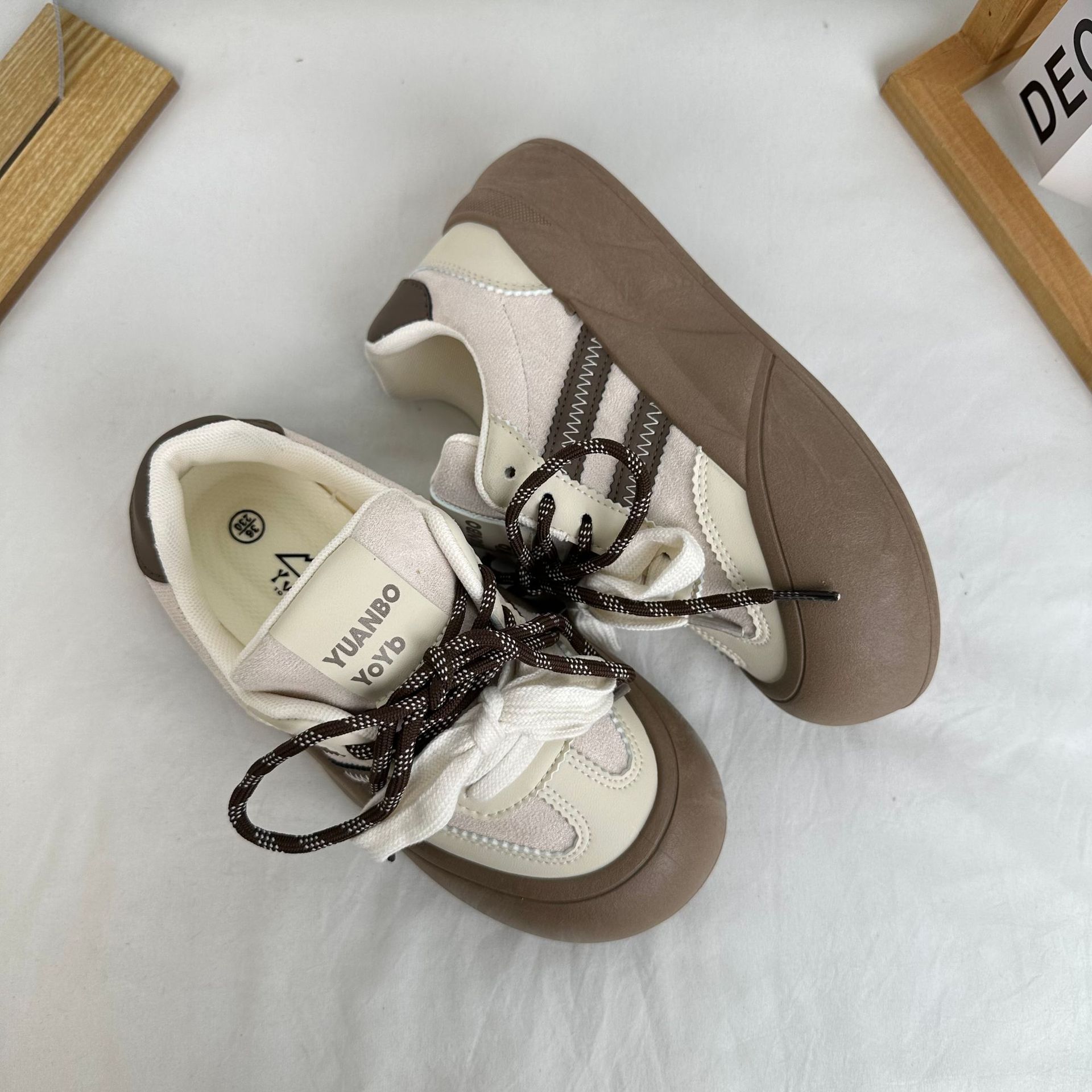 YuanWa2024 zapatos elevados con suela gruesa de otoño nuevos zapatos casuales con faldas de cabeza grande zapatos casuales