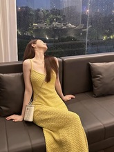 高级感黄色针织吊带连衣裙女夏2023新款法式性感气质海边度假长裙