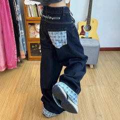 小さい人の蝶結びの格子はa版の広脚のジーパンの女性のギャルの腰をつなぎ合わせてゆったりとしています。