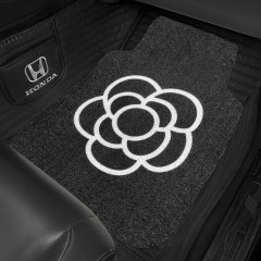 自動車の足マットのツバキの花の糸の輪の通用するモノリシックの汚れ防止のじゅうたんは車内の車のマットの後部の足のマットのセットを飾ります。