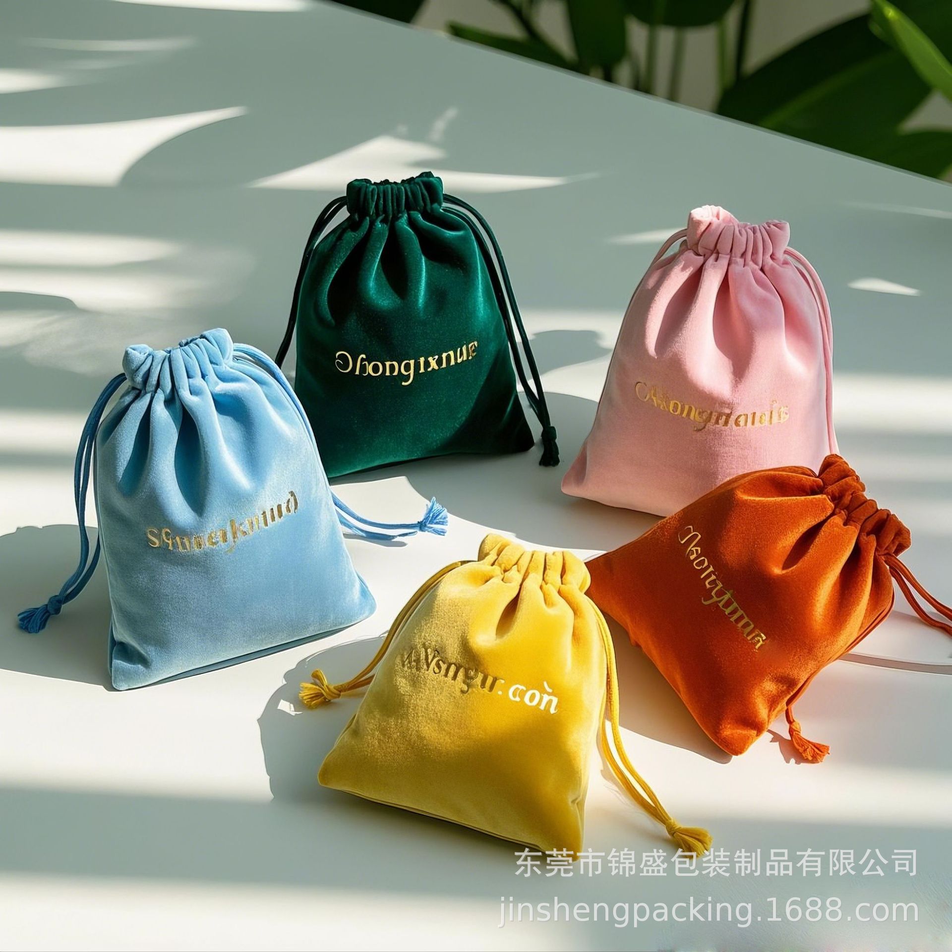 五个不同颜色不同大小的丝绒布束口袋,束口袋上要有烫金logo