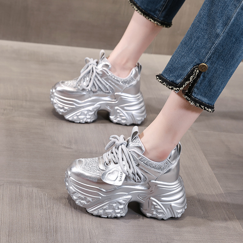 Giày sneaker nữ đế dày tăng chiều cao phong cách bánh xốp — Màu be