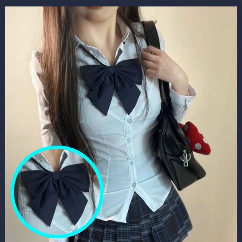 Jk制服は腰のシャツの上着を収めています。|undefined