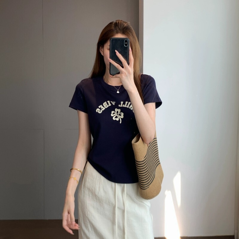 American Retro High-Quality Combed Cotton Four-Leaf Clover Pattern Fitted Slightly Tapered Round Neck Regular Shoulder Short-Sleeve T-Shirt H053111 American Retro High-Quality Combed Cotton Four-Leaf Clover Pattern Fitted Slightly Tapered Round Neck Regular Shoulder Short-Sleeve T-Shirt H053111