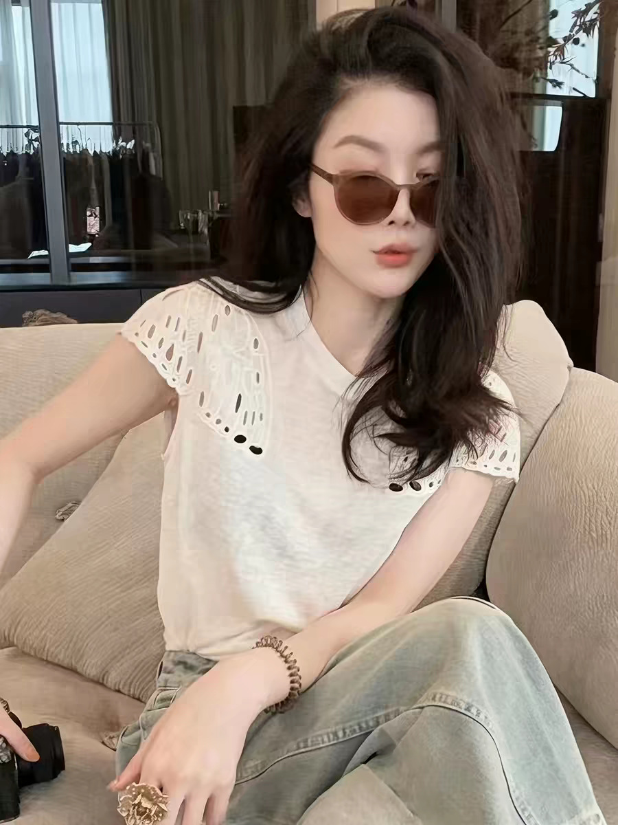 Elegant white summer design light and thin short sleeve T-shirt