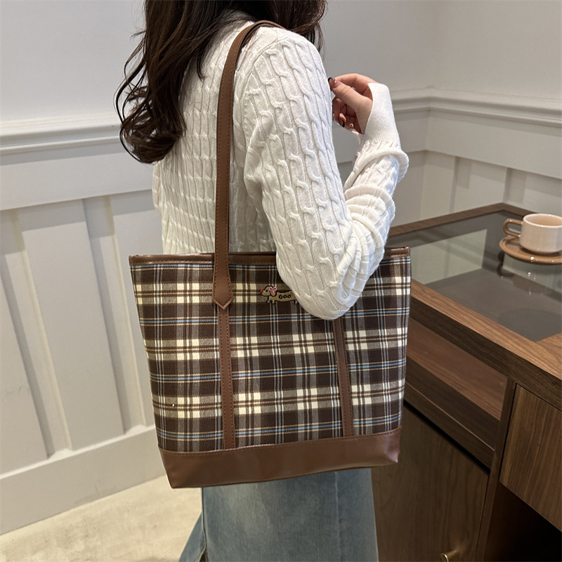 Otoño y invierno retro bolsas de gran capacidad a cuadrícula para mujeres 2024 nueva bolsa de hombro de viajes casuales bolsa de estudiantes universitarios