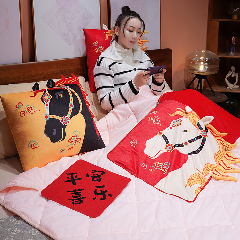 2026 Año del Caballo mascota juguete de peluche estilo de marea estampado caballo mascota almohada es 2 en un regalo de reunión