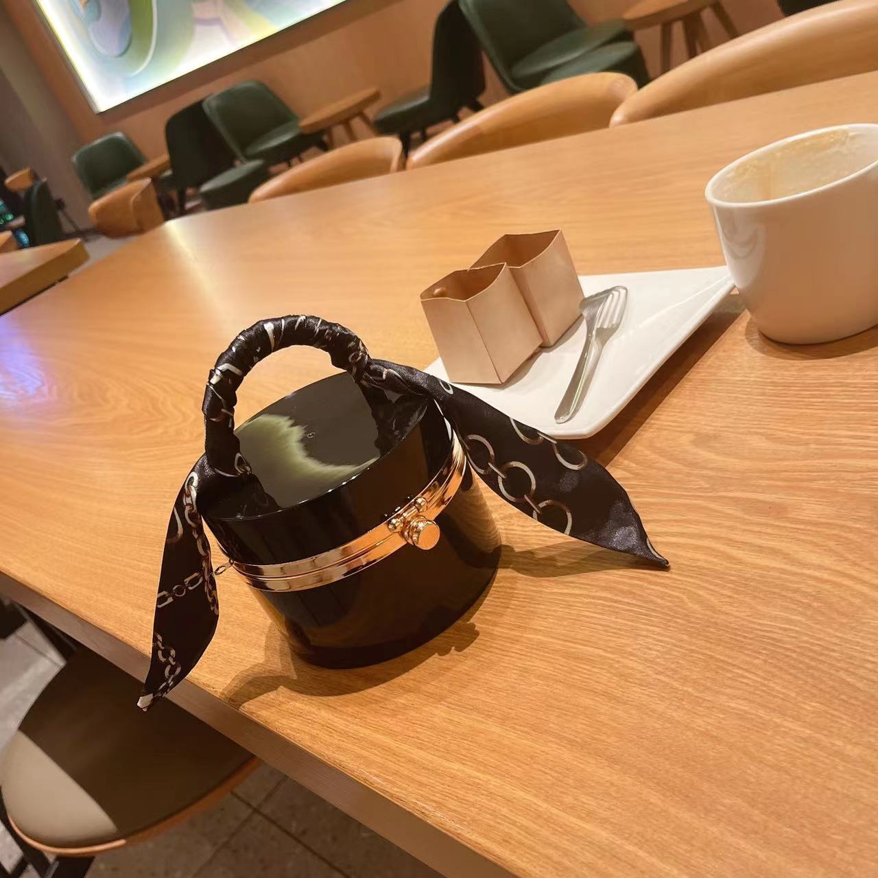 The 2025 new style women's bag is a trendy and fashionable candy-colored acrylic bag, a hand-held silk scarf, a lockable dinner bag, and a box bag undefined