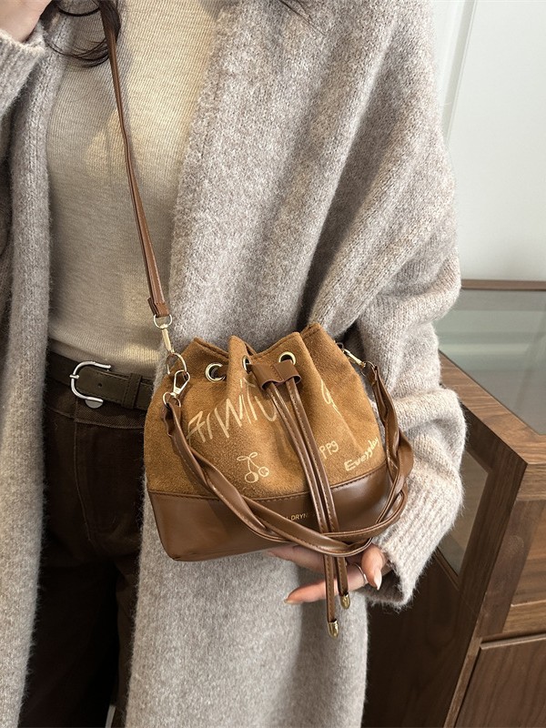 Bolsas de mujer transfronterizas 2025 nueva moda de viaje popular simple ocio mochila versátil torsión bolsas de cubo de mano
