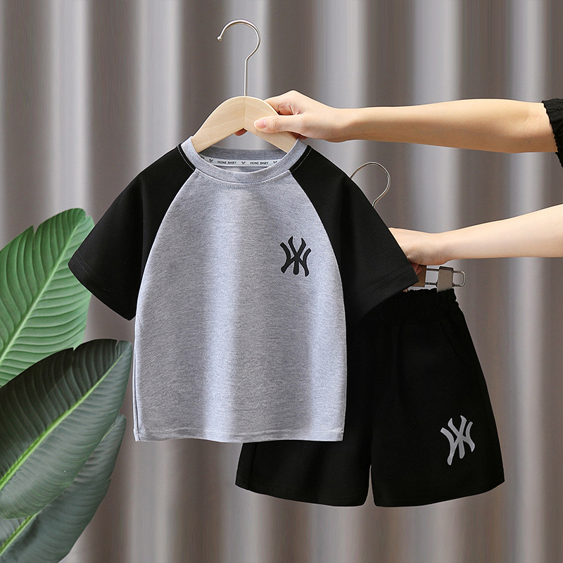 7487 Traje de verano para niños 2025 Nueva camiseta de manga corta a juego de colores de celebridades de Internet para niños Verano deportivo de dos piezas Verano