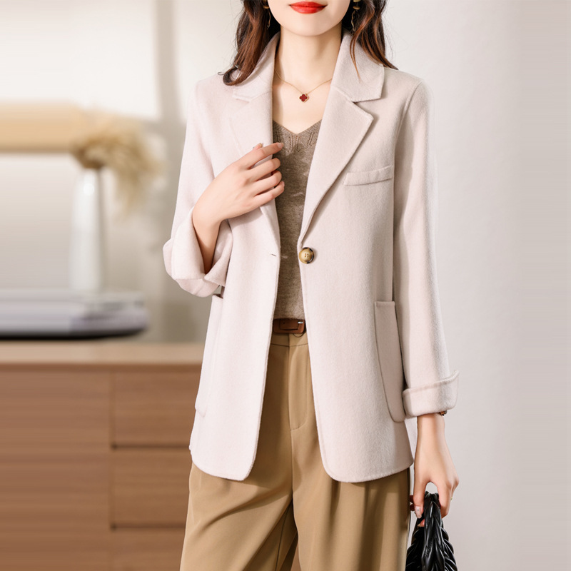 New Style Suit Collar Short Double-Sided Woolen Outwear for Women with Right Shoulder, Elegant Sleeves and Slits, Commuter Woolen Outwear