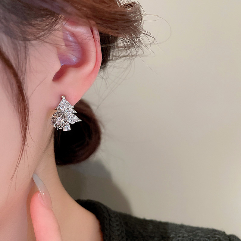 Retro Snowflake Copper Inlay Zircon Earrings 1 Pair