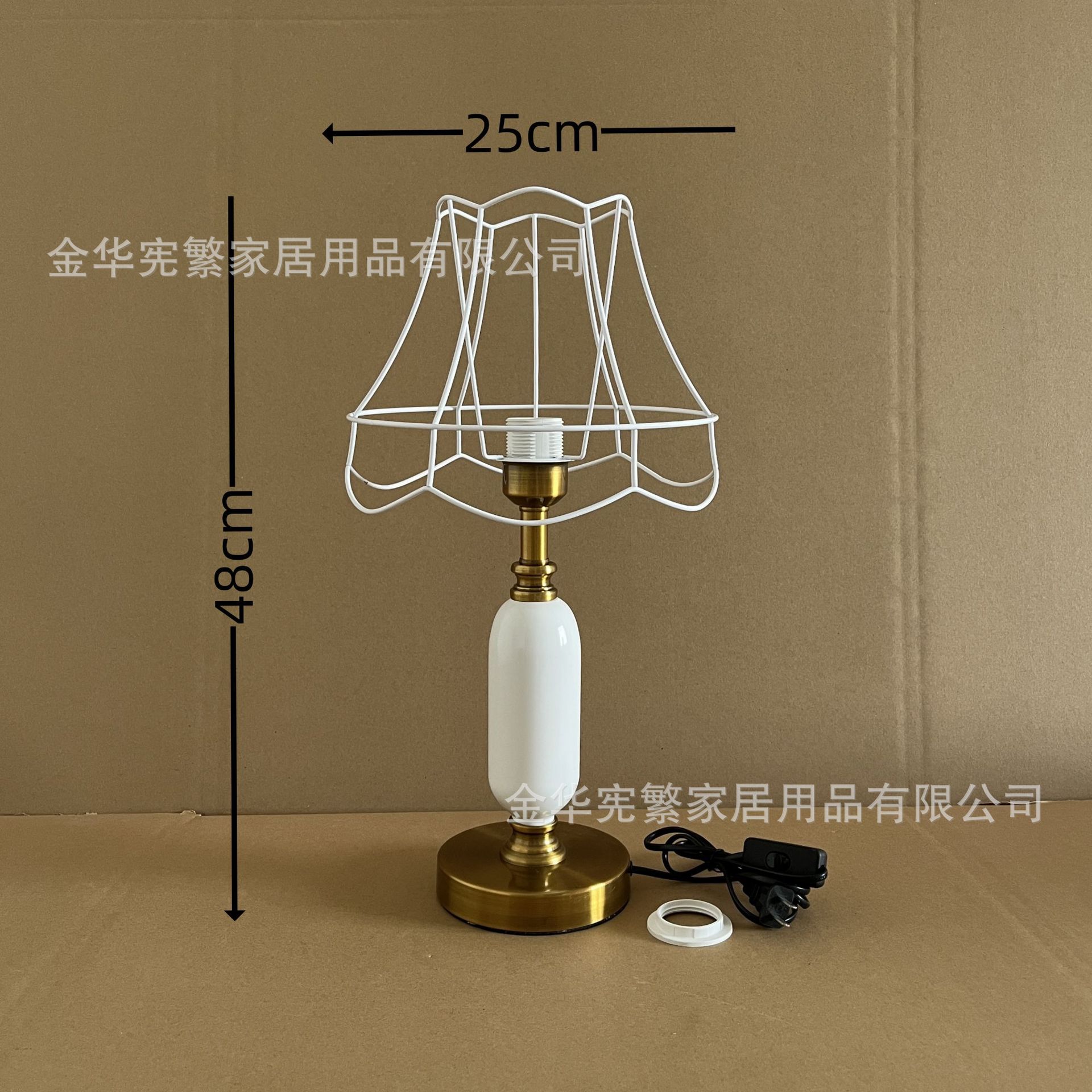 El pequeño libro rojo de estilo europeo retro recomienda la combinación de marco de hierro con base de melón de invierno de metal con botón de alambre de bricolaje para abrir