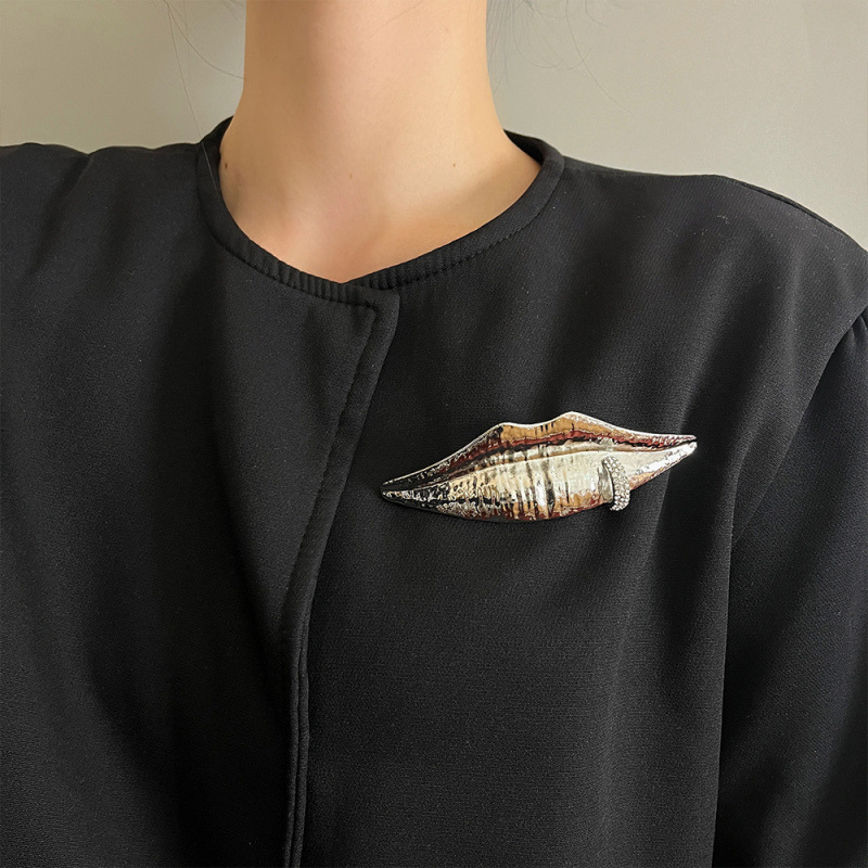 European and American Niche Exaggerated Big Lip Texture Brooch Women's Unique Personality Design Sense Flash Diamond Lip Ring Suit Accessories Fashion