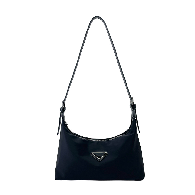 Bolso de axila casual ligero y simple, bolso de hombro, bolso de hombro de moda de nylon, bolso de hombro de moda, lleno de la versión coreana de desplazamiento de gran capacidad