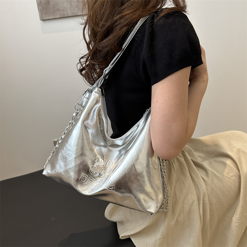 Bolso de moda portátil de gran capacidad para mujeres 2024 nuevo estilo de viaje al trabajo bolso de mano de piel de aceite simple bolso de hombro axilar