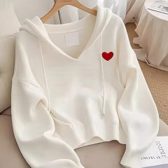 大きいサイズは独特で、だらだらしています。白い愛と帽子のパーカーの女性のデザイン感があります。