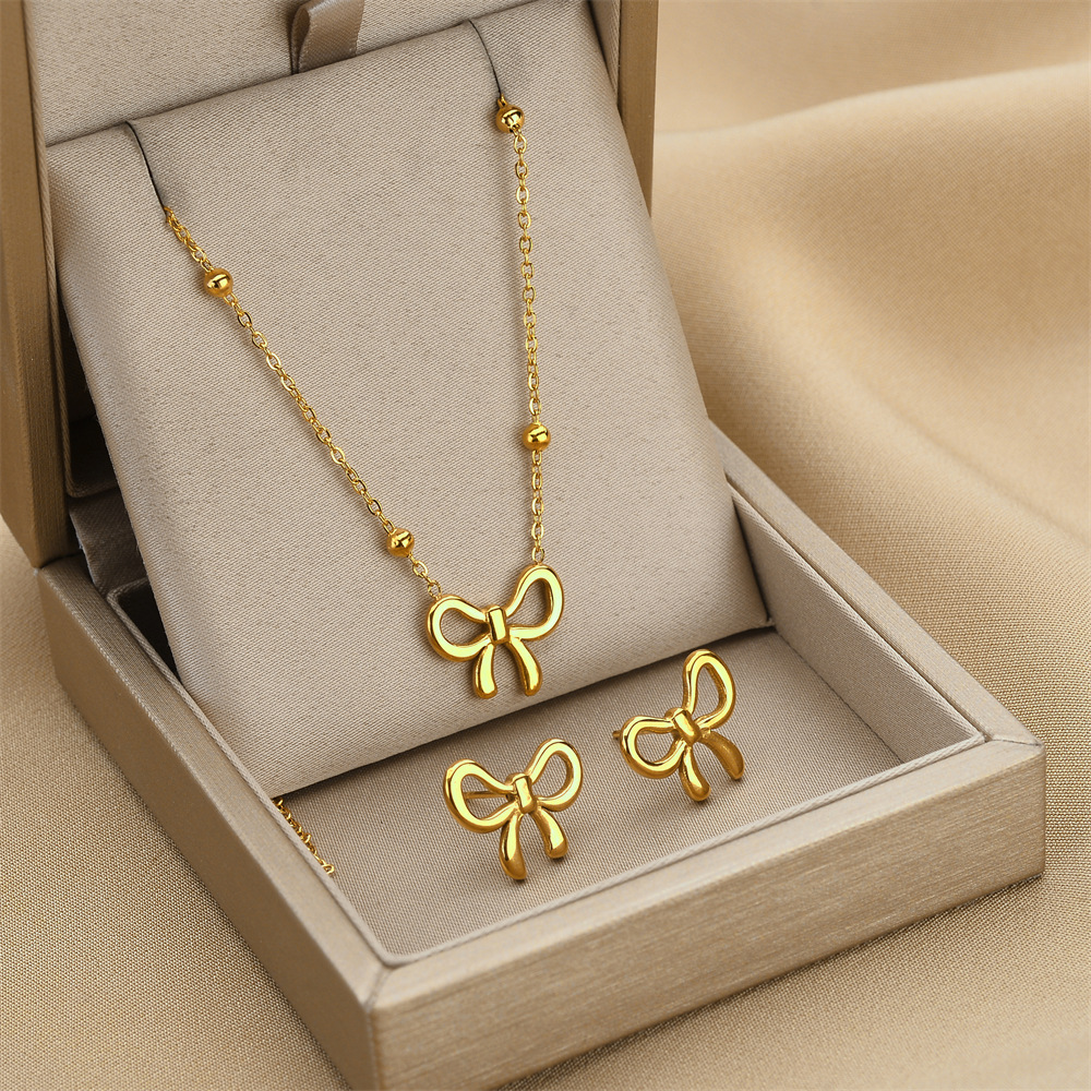 Colgante de arco dulce clásico colgante de acero de titanio de cuerpo completo para mujeres no se desvanece nicho ligero lujo sensación accesorio cadena clavícula