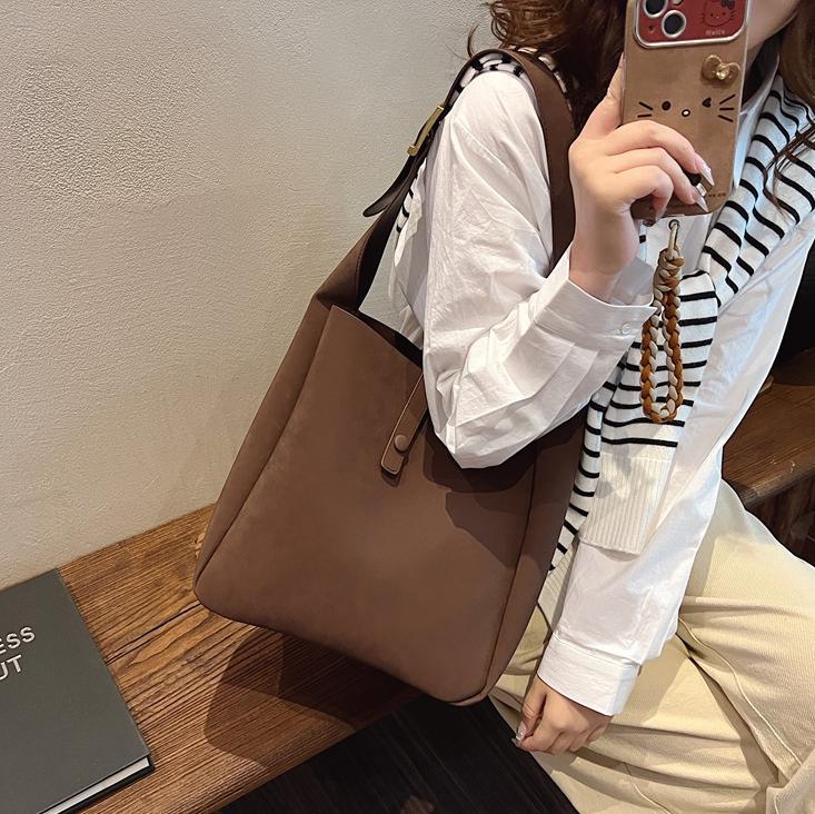 Bolsa de viaje de moda simple versátil para mujeres 2024 nuevo estilo coreano bolso de brazo de gran capacidad de hombro ancho bolso