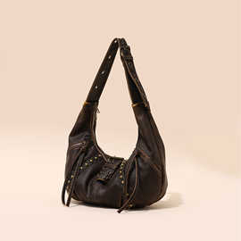 跨境2025秋季新款小众复古单肩包铆钉通勤百搭斜跨包千禧辣妹腋下